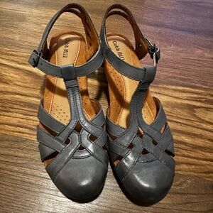 Cobb Hill Gabby Leather Woven T-Strap Sandals – Navy (7 M)